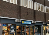 以825000英镑的价格在Greggs面包店购买一排商店