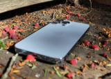 苹果iPhone14Pro智能手机CAD渲染显示药丸和打孔相机