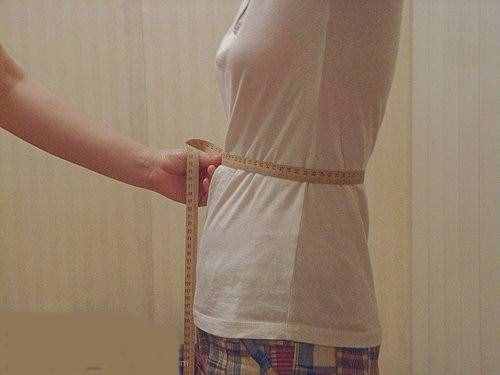 三围测量方法正确:真人示范女生标准的三围测量方式