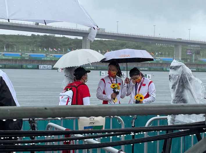 在烈日和暴雨下