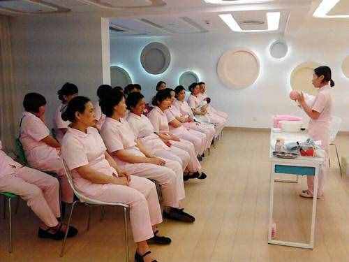学月嫂怎么选择，有哪些靠谱的月嫂培训机构？
