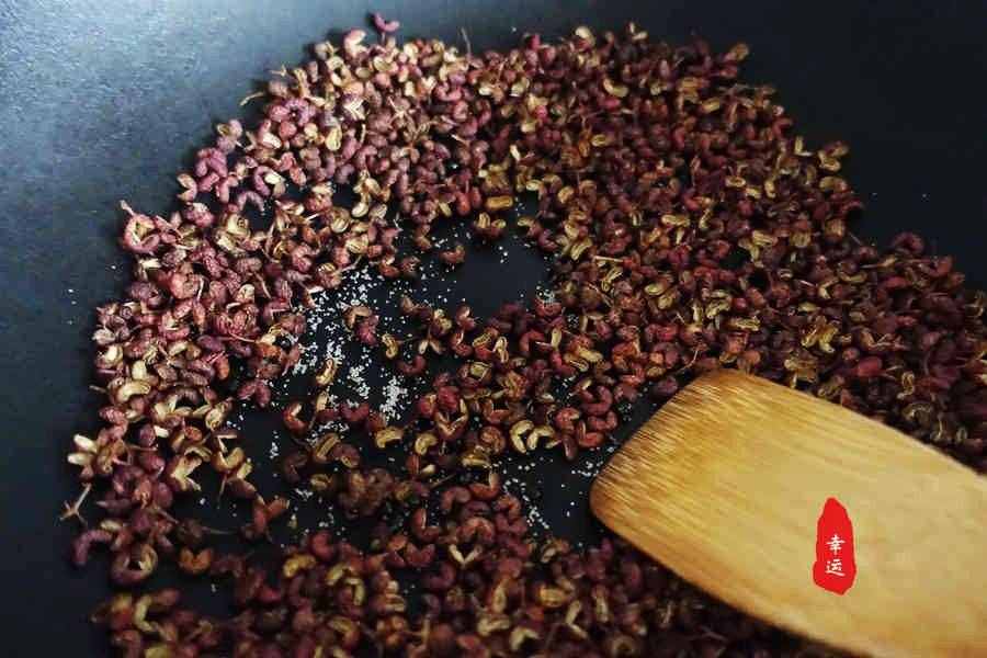 厨房调料自己动手吧，自制花椒粉，虽然粗糙但味香还不牙碜
