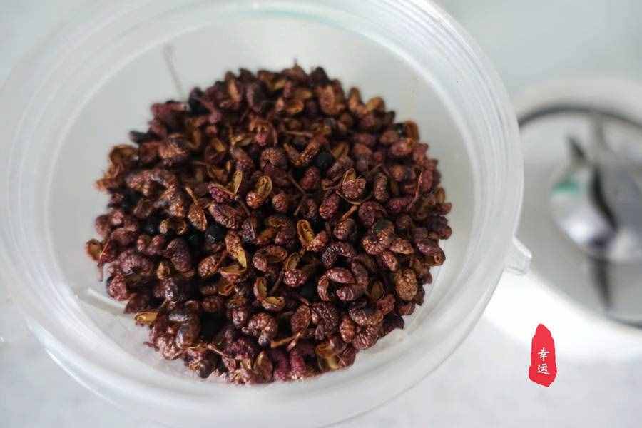 厨房调料自己动手吧，自制花椒粉，虽然粗糙但味香还不牙碜