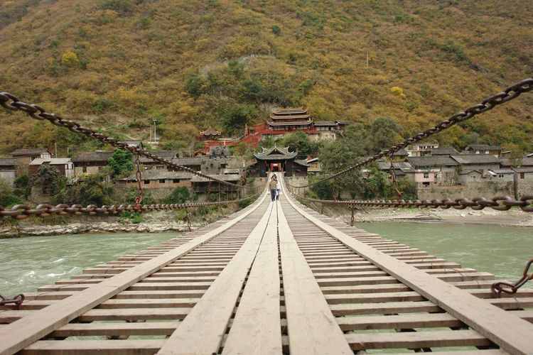 重达40多吨的泸定桥，由13根铁索构成，为何300年来不生锈
