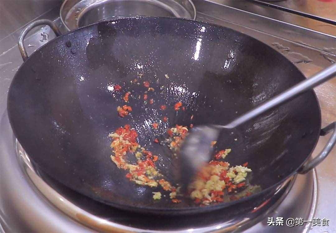猪肝如此爆炒鲜嫩不老，厨师长分享做法和技巧，滑嫩不腥又入味