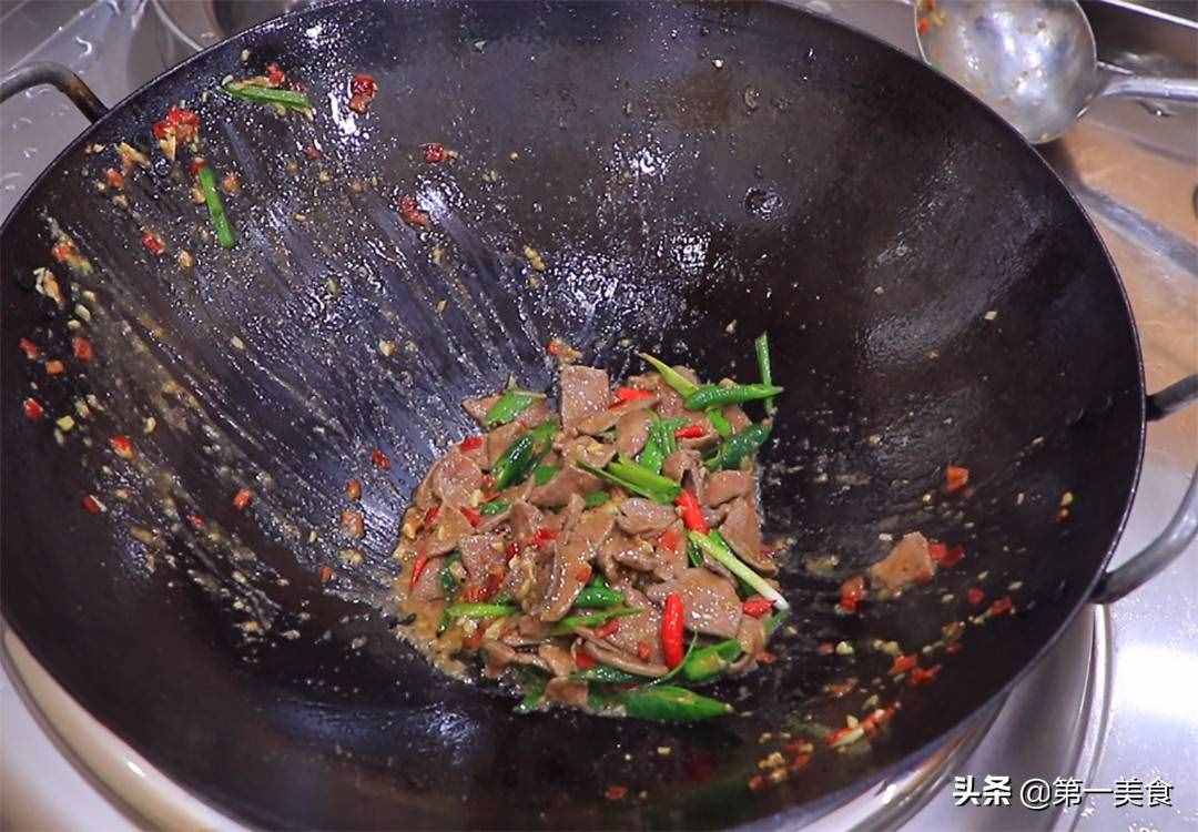猪肝如此爆炒鲜嫩不老，厨师长分享做法和技巧，滑嫩不腥又入味