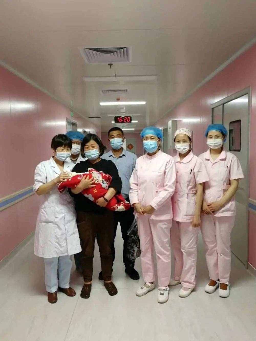 早产“小公主”历险记