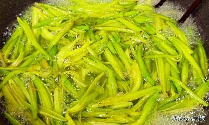 三伏天，吃鲜黄花菜正当季，教你正确处理方法，鲜嫩爽口，特开胃