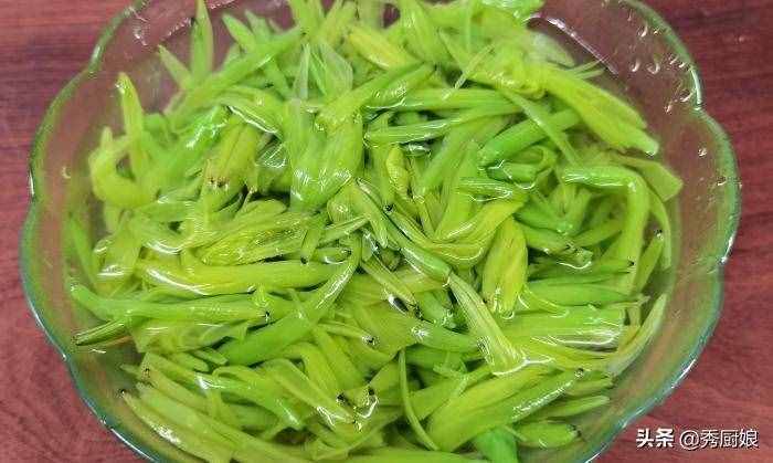 三伏天，吃鲜黄花菜正当季，教你正确处理方法，鲜嫩爽口，特开胃