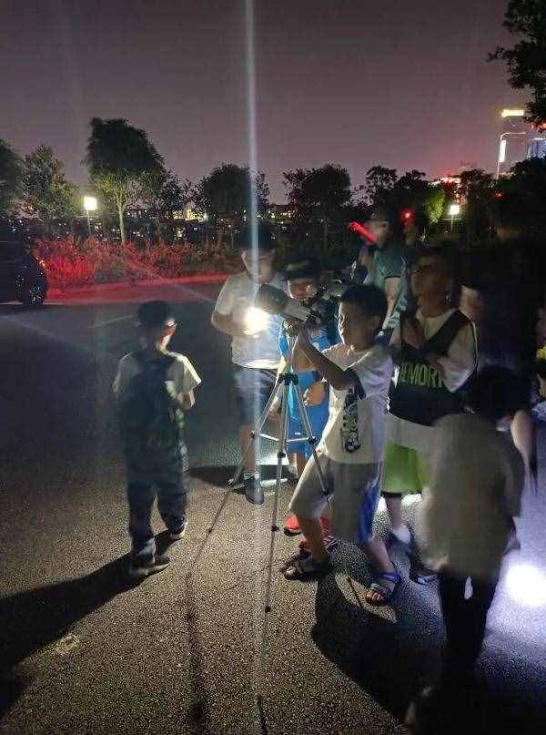 你看到没?中国空间站昨晚飞过广西上空!明晚还有机会