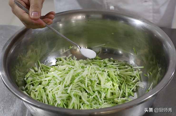 春节饺子包这个馅，2个西葫芦3个鸡蛋，口感鲜美营养，全家都爱吃
