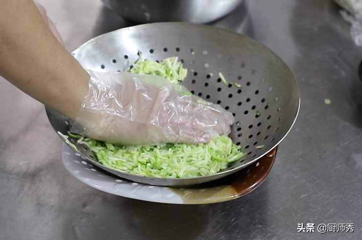 春节饺子包这个馅，2个西葫芦3个鸡蛋，口感鲜美营养，全家都爱吃