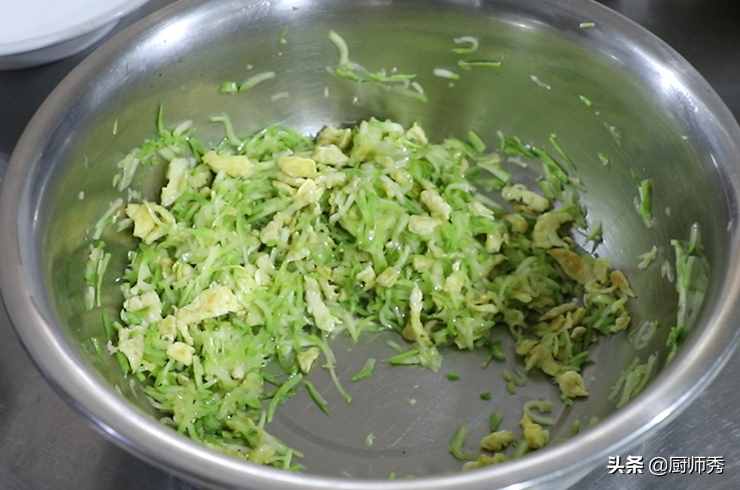 春节饺子包这个馅，2个西葫芦3个鸡蛋，口感鲜美营养，全家都爱吃