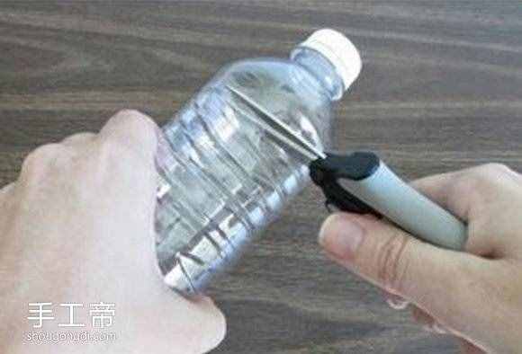 用矿泉水瓶制作小花 简单手工塑料花怎么做 -  www.shougongdi.com