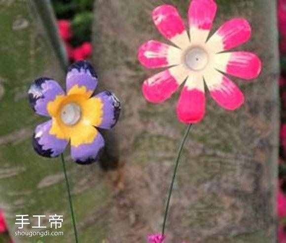 用矿泉水瓶制作小花 简单手工塑料花怎么做 -  www.shougongdi.com