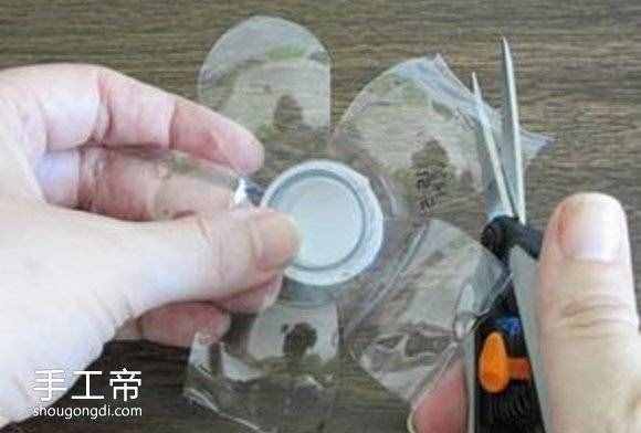 用矿泉水瓶制作小花 简单手工塑料花怎么做 -  www.shougongdi.com