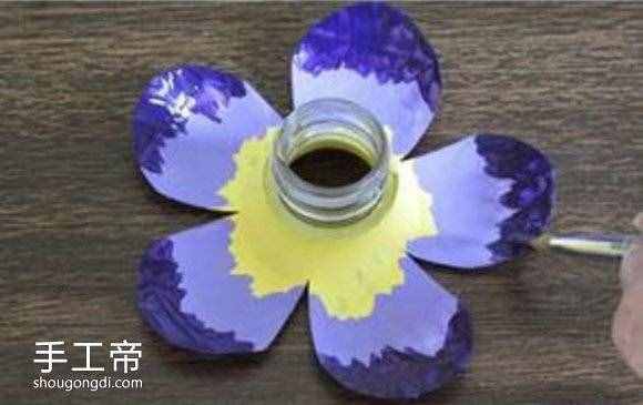 用矿泉水瓶制作小花 简单手工塑料花怎么做 -  www.shougongdi.com