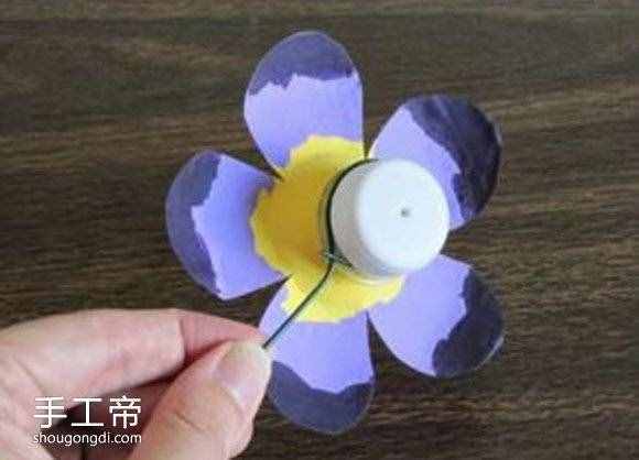 用矿泉水瓶制作小花 简单手工塑料花怎么做 -  www.shougongdi.com