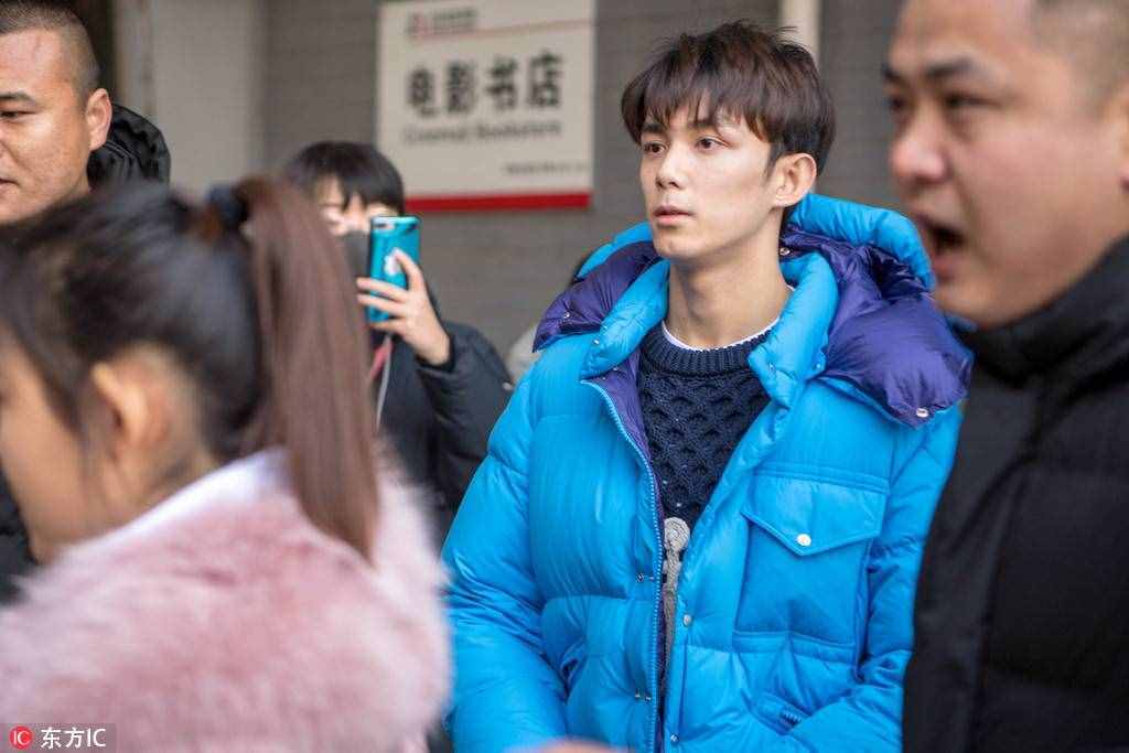 吴磊潮范十足现身北电艺考，状态轻松被围堵后一脸生无可恋
