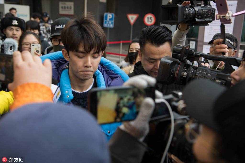 吴磊潮范十足现身北电艺考，状态轻松被围堵后一脸生无可恋