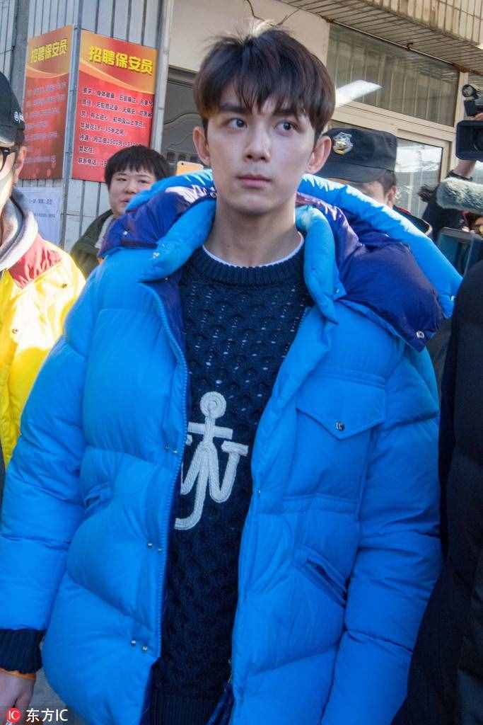 吴磊潮范十足现身北电艺考，状态轻松被围堵后一脸生无可恋