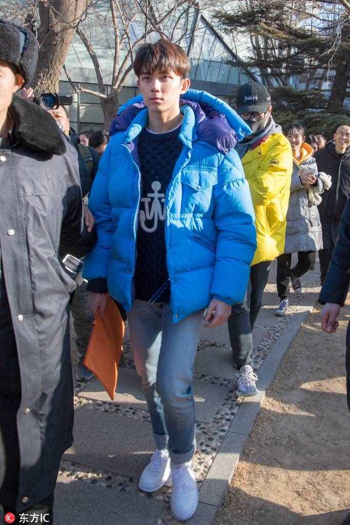 吴磊潮范十足现身北电艺考，状态轻松被围堵后一脸生无可恋