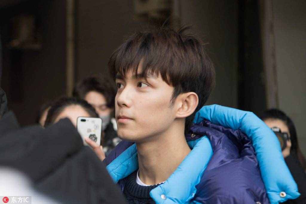 吴磊潮范十足现身北电艺考，状态轻松被围堵后一脸生无可恋