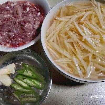 在家不知道吃什么，吃莲藕炒肉丝就对了