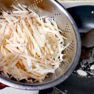 在家不知道吃什么，吃莲藕炒肉丝就对了