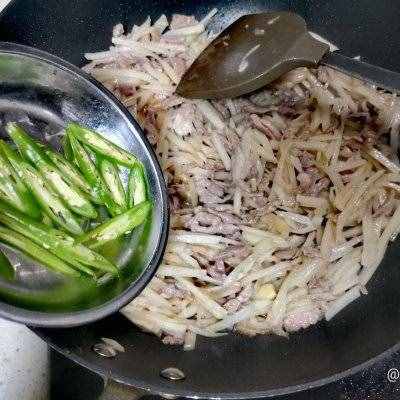 在家不知道吃什么，吃莲藕炒肉丝就对了