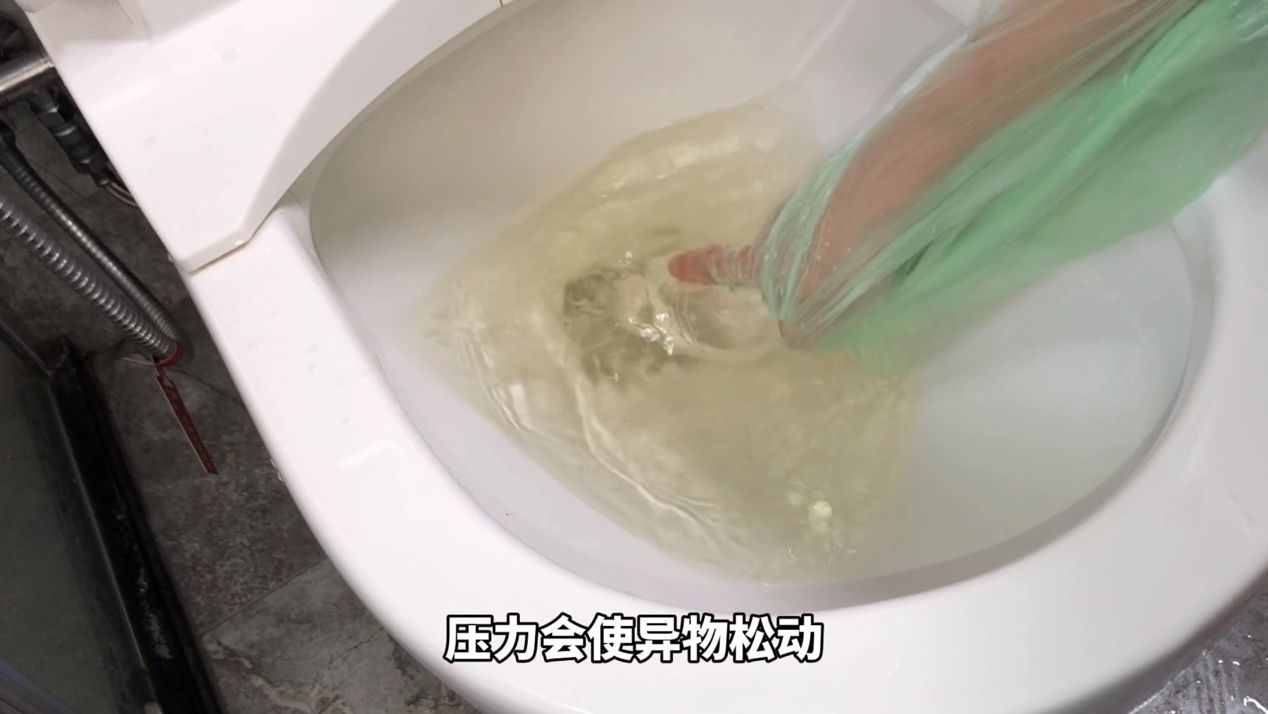 马桶经常堵塞？2种方法能快速疏通好，别白白花上百元请人通