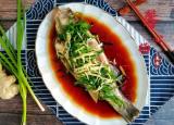今日更新蒸鱼豉油怎么用（清蒸鲈鱼的做法和步骤）
