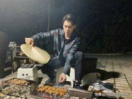 全员摆摊是什么梗 爱豆摆地摊的图片