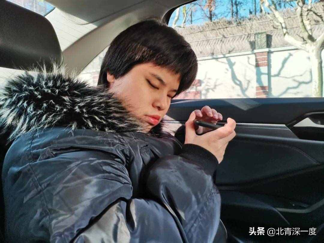 盲人女孩不做推拿却年入百万，觉得自己还不够火，“走在街上还没有人认出我”