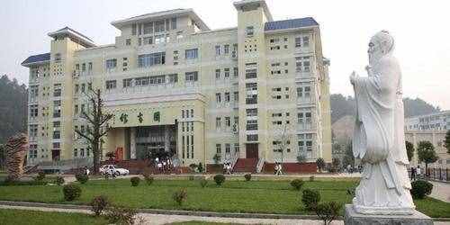 这所二本医药学院，核心专业是医学，有8个附属医院，录取分不高