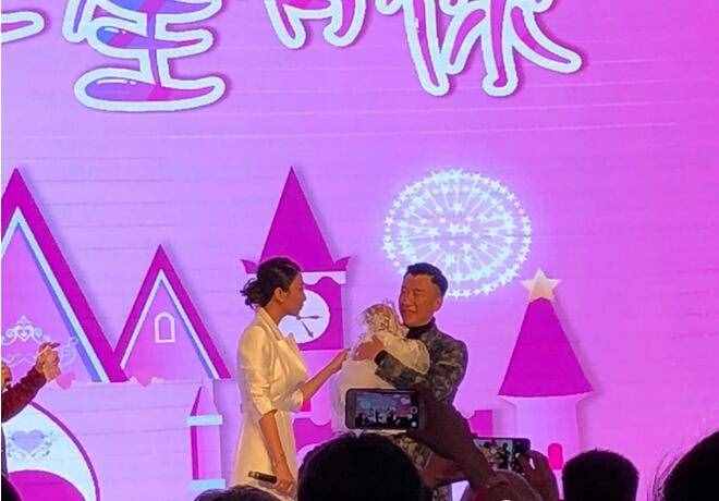孙红雷给女儿办温馨百日宴，网友：长见识了！