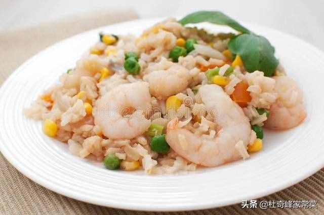 家常菜之三色炒虾仁，颜色鲜艳，味道清香，看到就有食欲