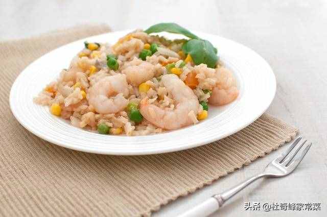 家常菜之三色炒虾仁，颜色鲜艳，味道清香，看到就有食欲