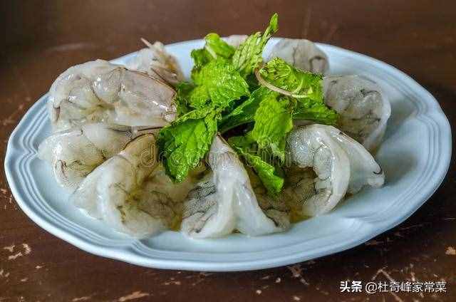 家常菜之三色炒虾仁，颜色鲜艳，味道清香，看到就有食欲