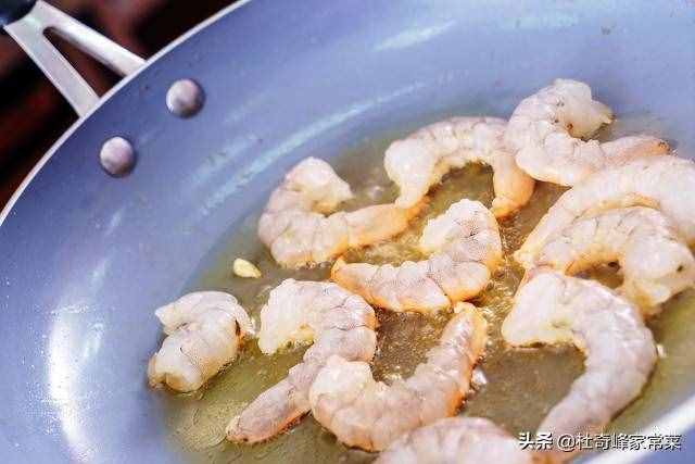 家常菜之三色炒虾仁，颜色鲜艳，味道清香，看到就有食欲