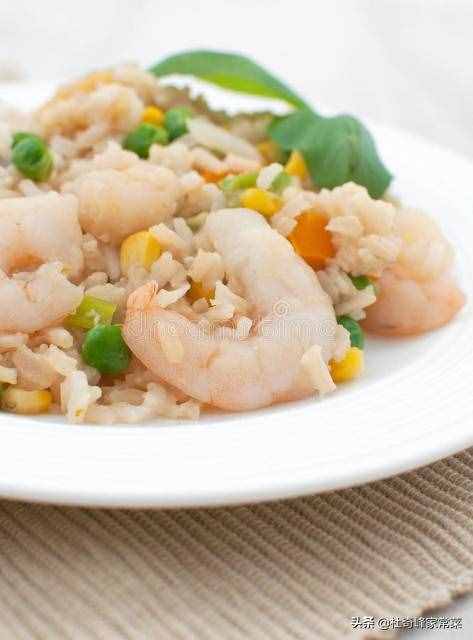 家常菜之三色炒虾仁，颜色鲜艳，味道清香，看到就有食欲