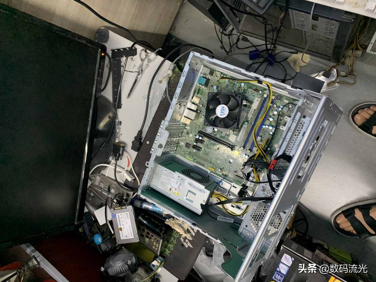 电脑一直发出异响，我说硬盘坏了，客户：没摔没碰怎么可能会坏？