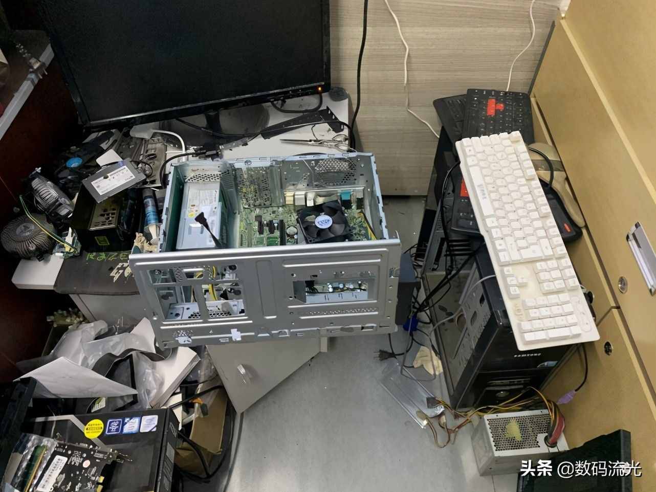 电脑一直发出异响，我说硬盘坏了，客户：没摔没碰怎么可能会坏？