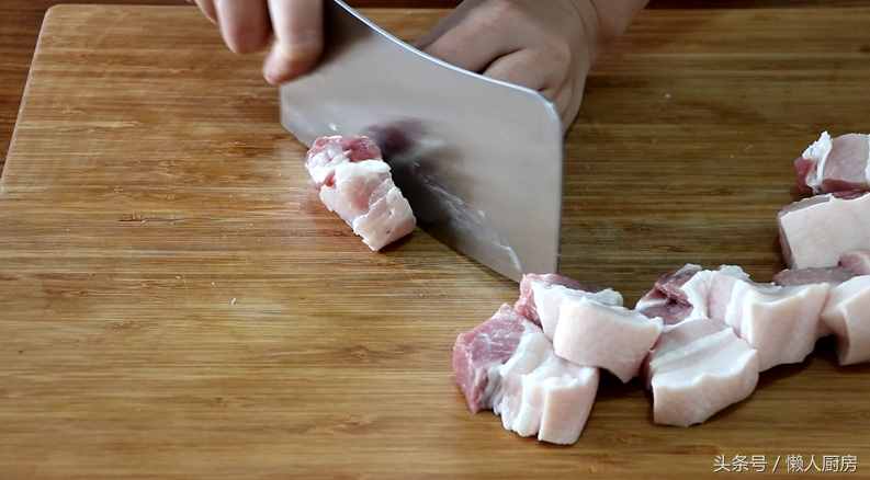 腐乳红烧肉你会做吗？做法很简单，这样做的红烧肉不用放一滴酱油