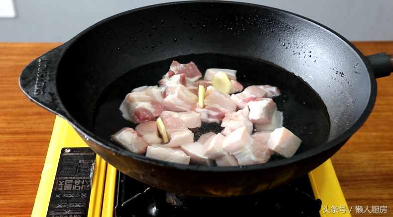 腐乳红烧肉你会做吗？做法很简单，这样做的红烧肉不用放一滴酱油