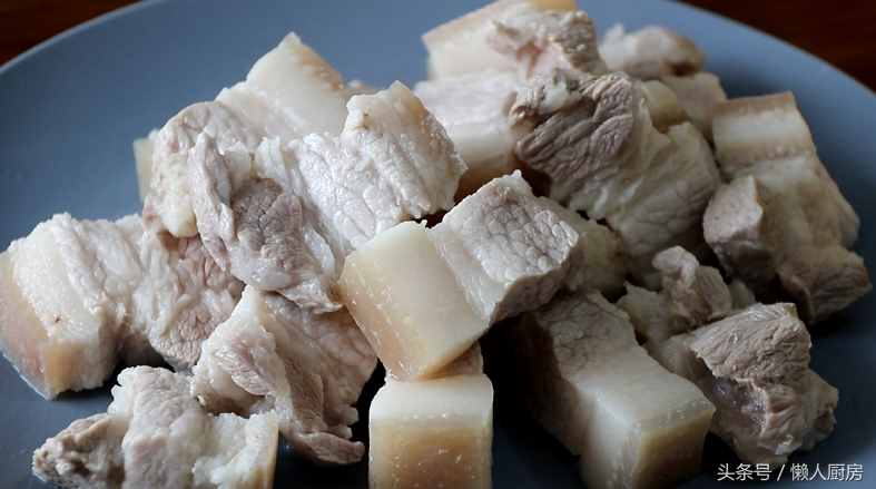 腐乳红烧肉你会做吗？做法很简单，这样做的红烧肉不用放一滴酱油