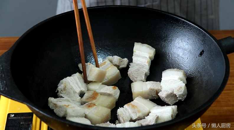 腐乳红烧肉你会做吗？做法很简单，这样做的红烧肉不用放一滴酱油