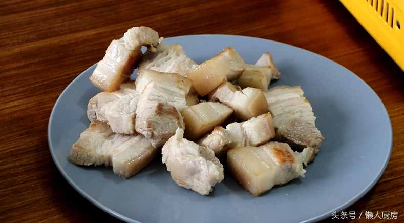 腐乳红烧肉你会做吗？做法很简单，这样做的红烧肉不用放一滴酱油