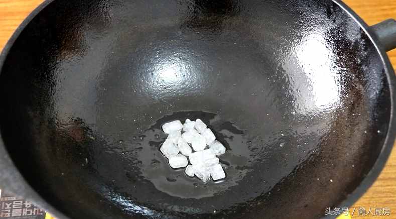 腐乳红烧肉你会做吗？做法很简单，这样做的红烧肉不用放一滴酱油