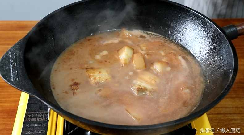 腐乳红烧肉你会做吗？做法很简单，这样做的红烧肉不用放一滴酱油